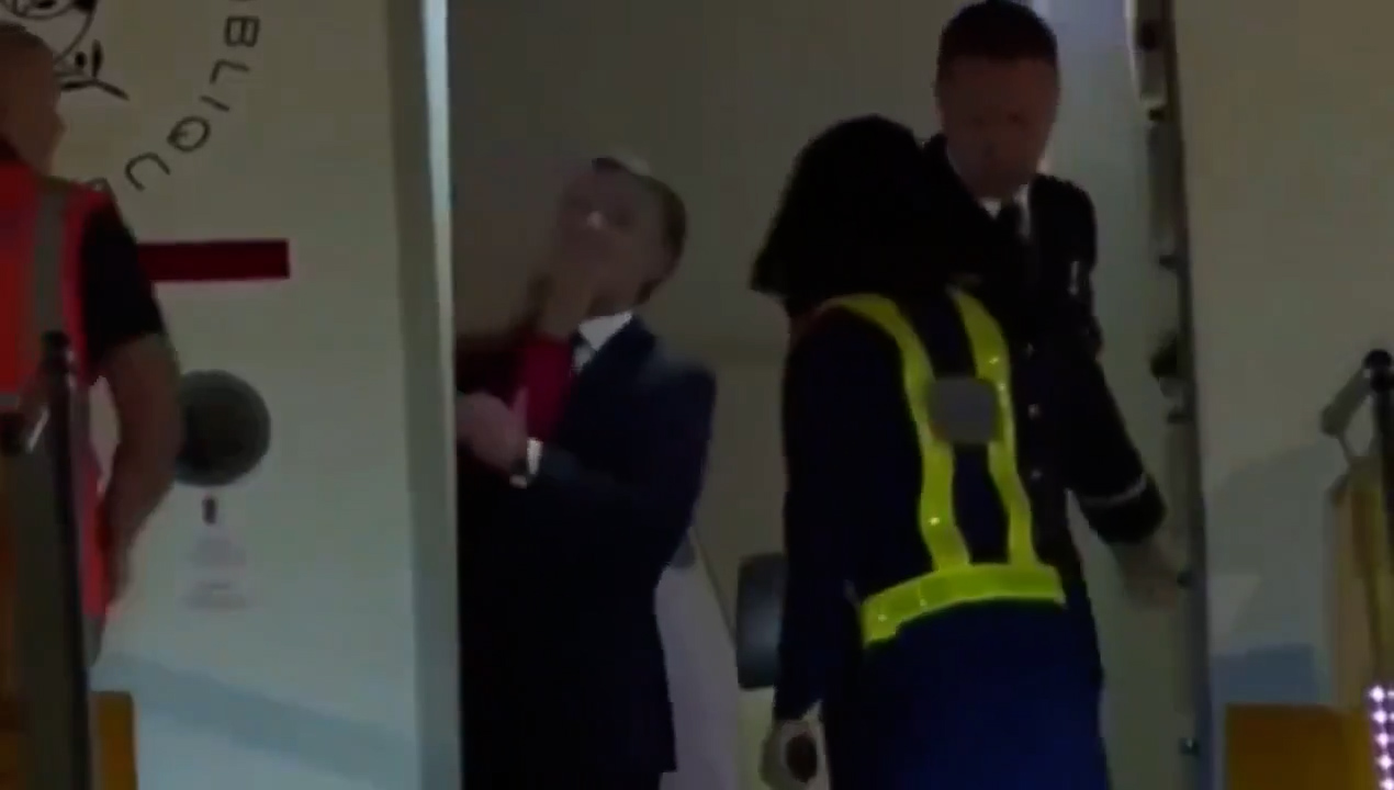 마크롱 대통령 베트남 도착 후 아내 밀침 영상 논란