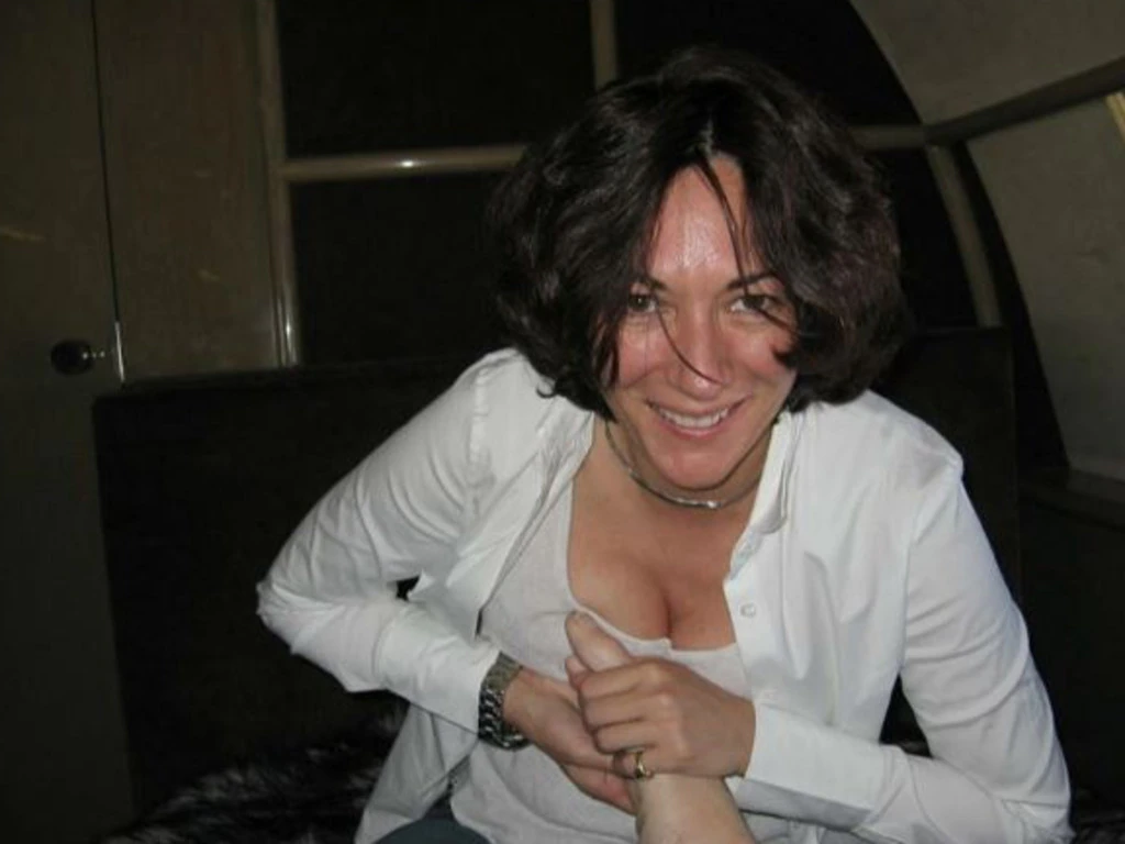 ‘엡스타인 공범’ 맥스웰, 특혜 이감 논란…사면 가능성도 제기