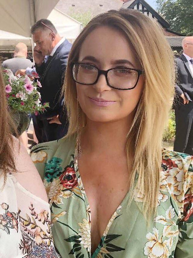 수업 중 술 마시고 욕설·춤 강요한 영국 교사, 교단서 영구 제명