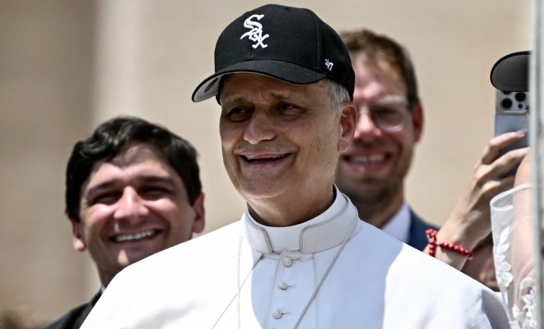 교황 레오 14세, 바티칸서 화이트삭스 모자 착용…“시카고 출신 팬심 드러내”