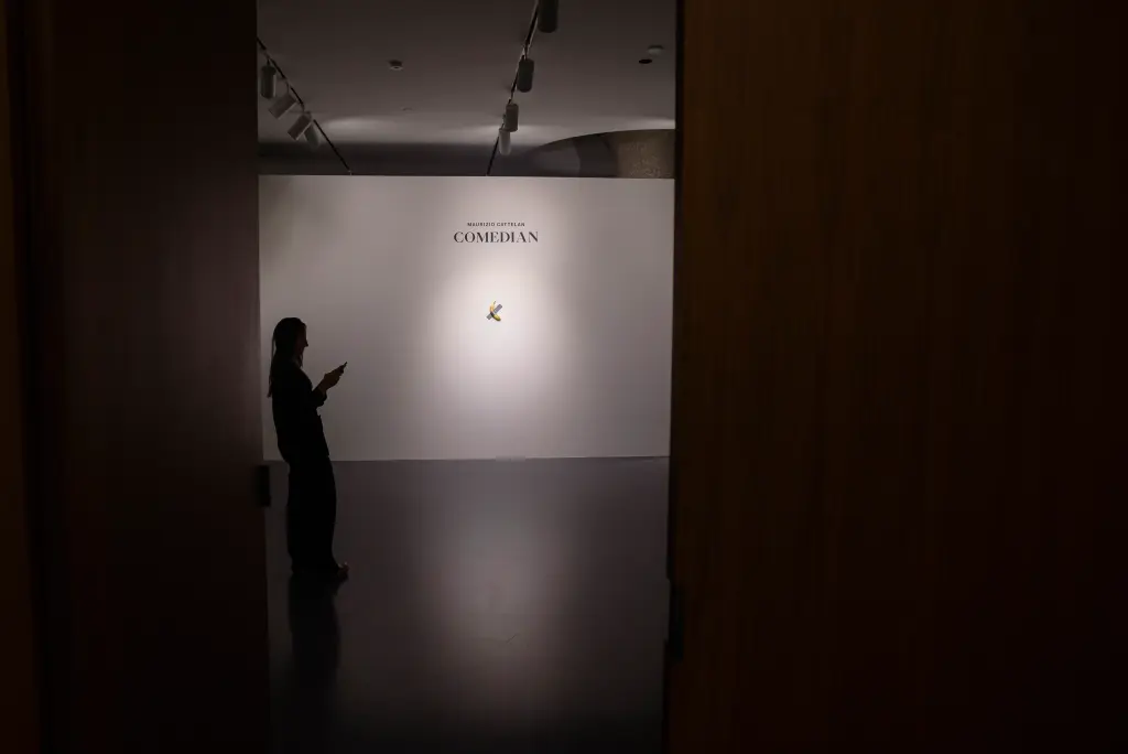 예술계를 뒤흔든 ‘바나나 작품’ 또 먹혔다…”이번엔 프랑스서”