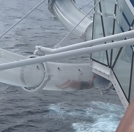 크루즈 미끄럼틀서 승객 갇혀…SNS 영상 확산