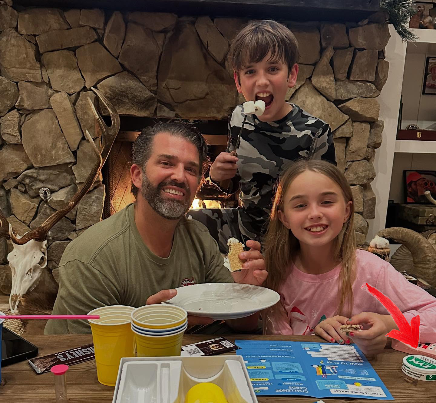 도널드 트럼프 주니어, 가족사진 속 ‘입담배’ 논란