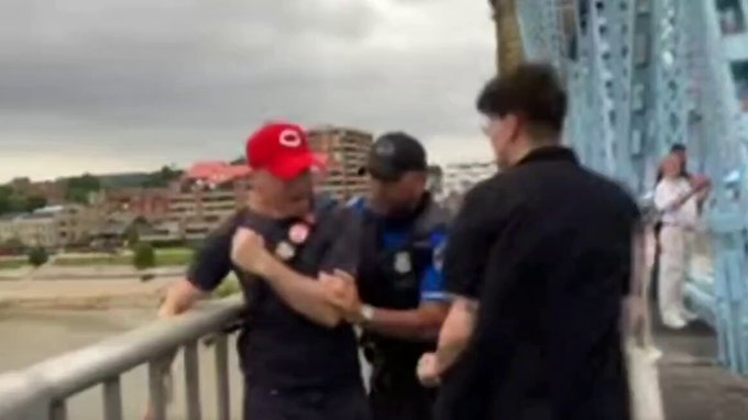 미국 신시내티 경찰, ICE 반대 시위대 폭행