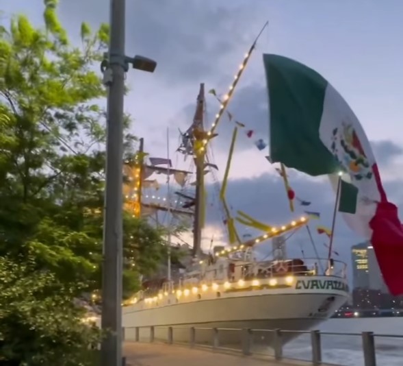 멕시코 해군 훈련선, 미국 브루클린 브리지 충돌…사망자 발생