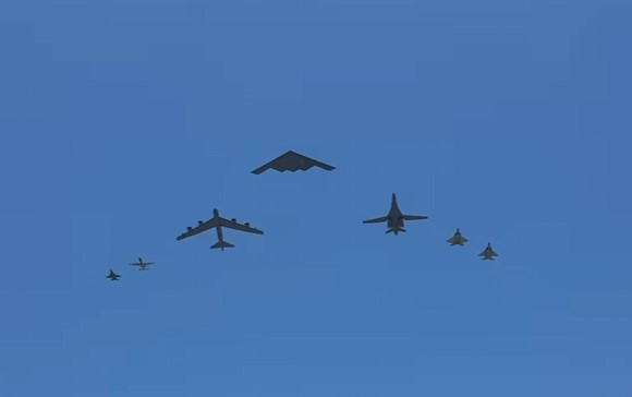 미 공군, ‘프리덤 플라이오버’ 통해 폭격기·전투기 총출동… 통합 전력 과시